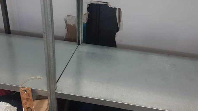 Il buco nella parete fatto dai ladri nel deposito di via Filzi