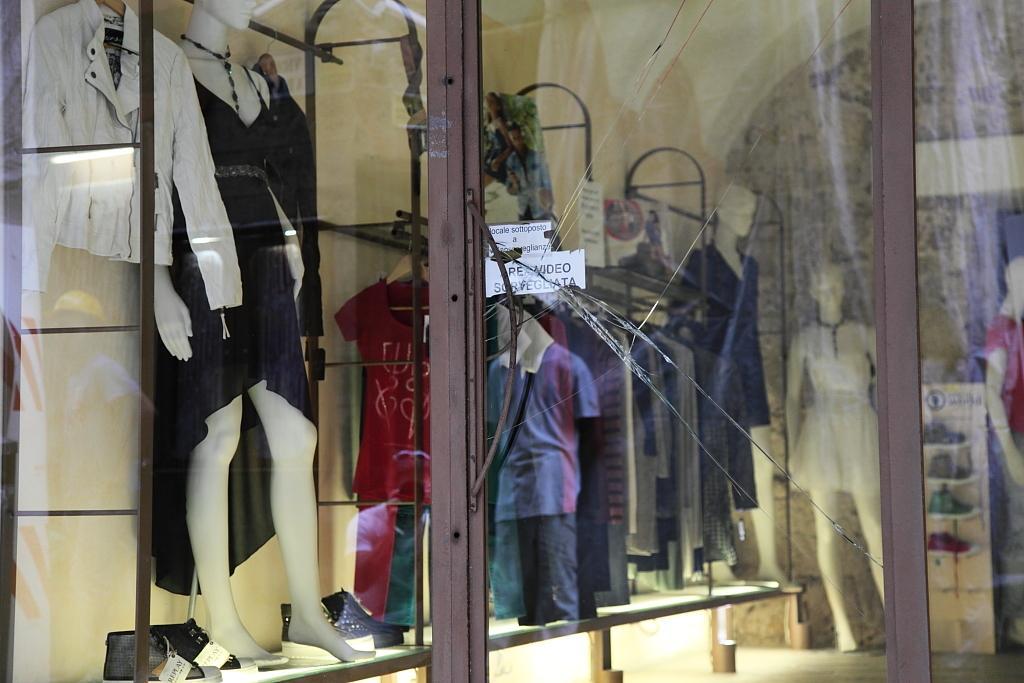 Coronavirus, l'11 maggio riaprono abbigliamento, calzature, profumerie e gioiellerie