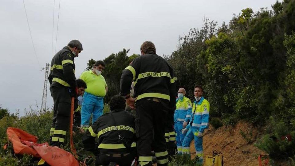 L'intervento di volontari e vigili del fuoco