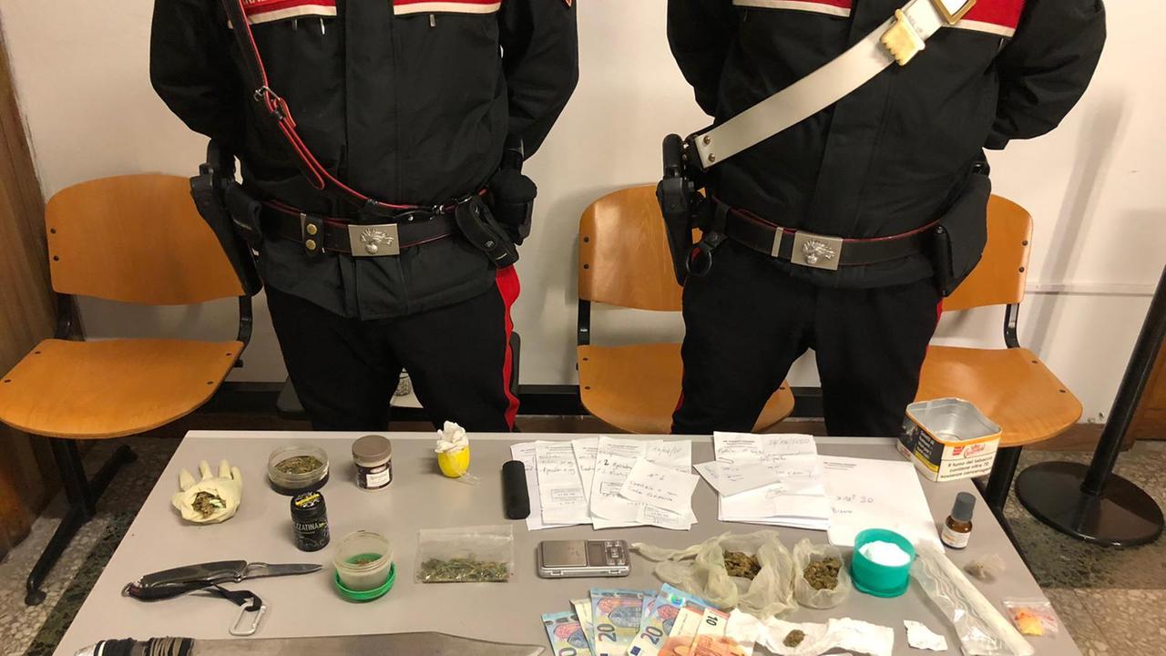 Il materiale sequestrato dai carabinieri della Compagnia di Cecina