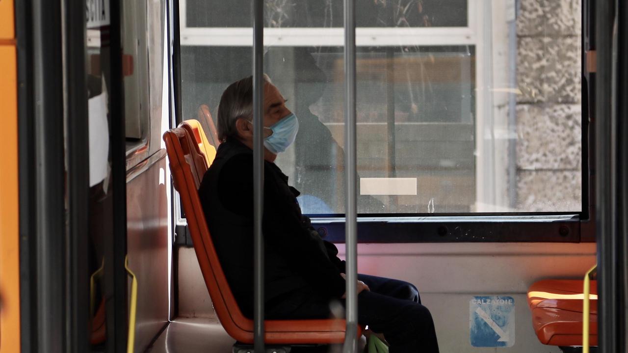 Guanti, mascherine e ingressi separati: ecco le nuove regole per salire sul bus