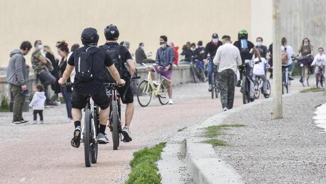 Abbigliamento, parrucchieri e bagni: si cerca una soluzione. Mare, sport e cimiteri: tutte le regole da lunedì 4 a Livorno