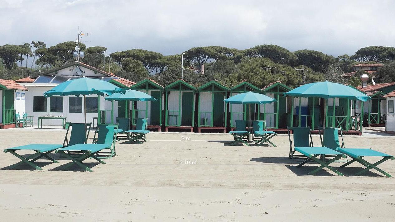 I bagni si adattano con ombrelloni un po’ più lontani e piscine più vuote
