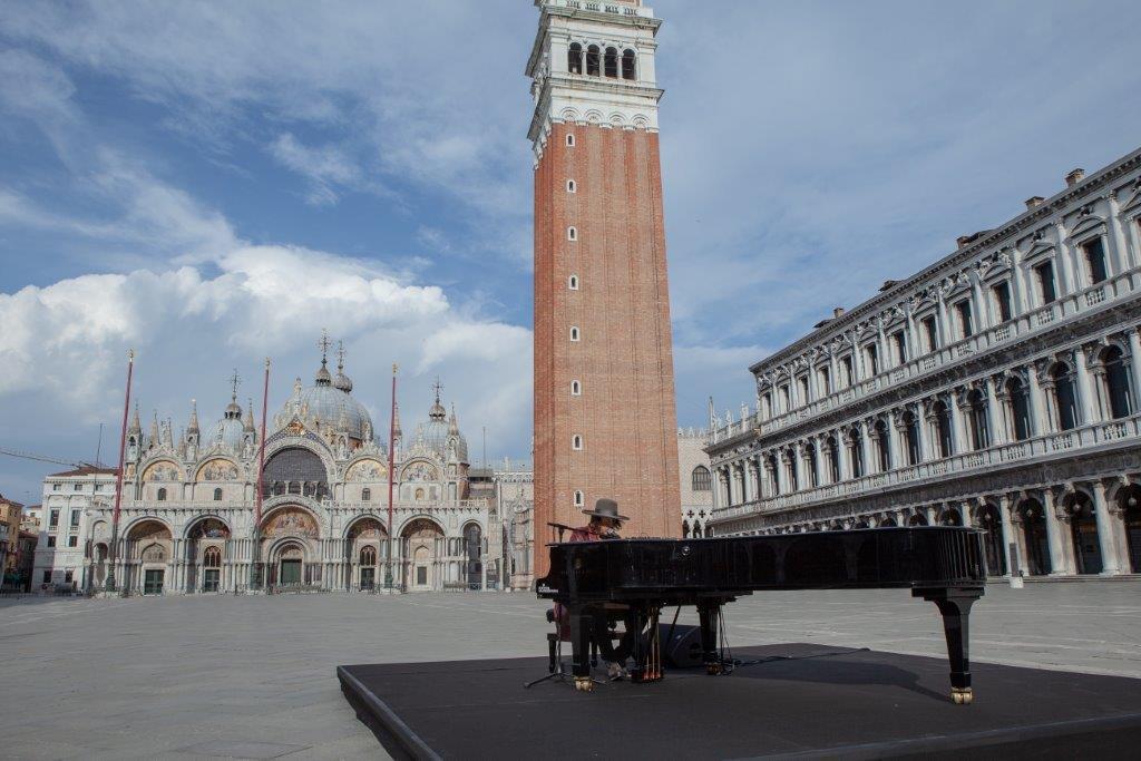Il messaggio di speranza di Zucchero, a Venezia suona nel silenzio di piazza San Marco 