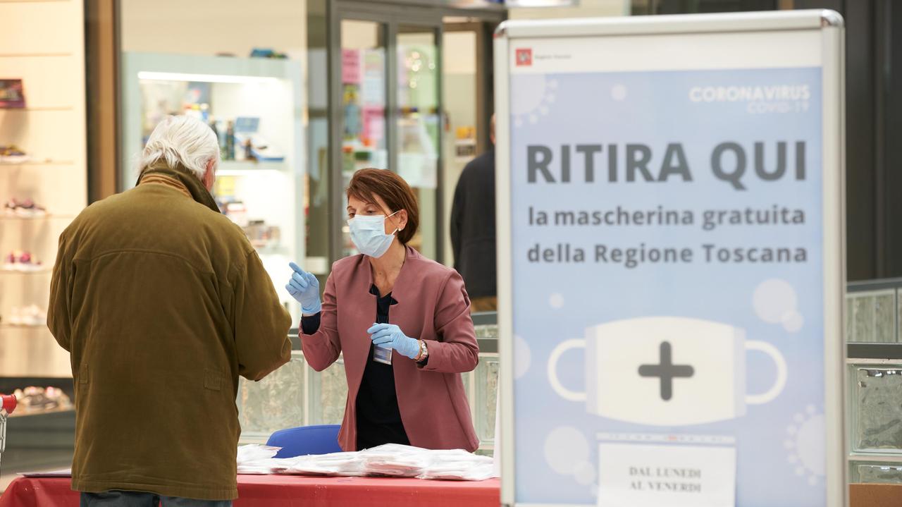 Un punto di prelievo delle mascherine della Regione Toscana (foto Sestini)