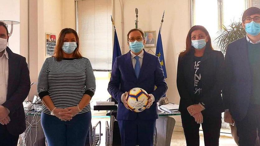 Massa, un pallone firmato da campioni juventini