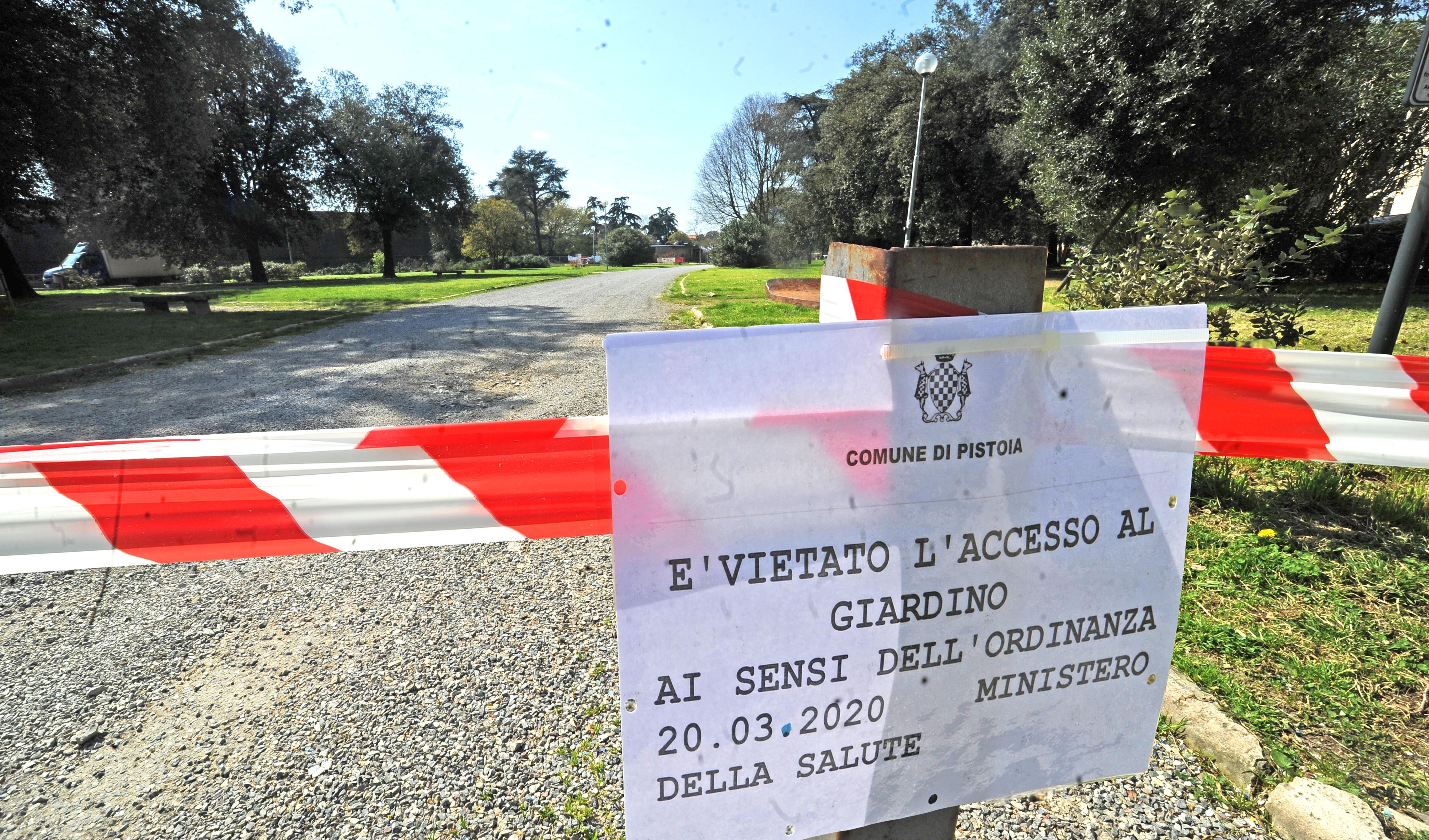 Erba alta nei cimiteri: apertura rinviata e anche tre parchi rimarranno chiusi 