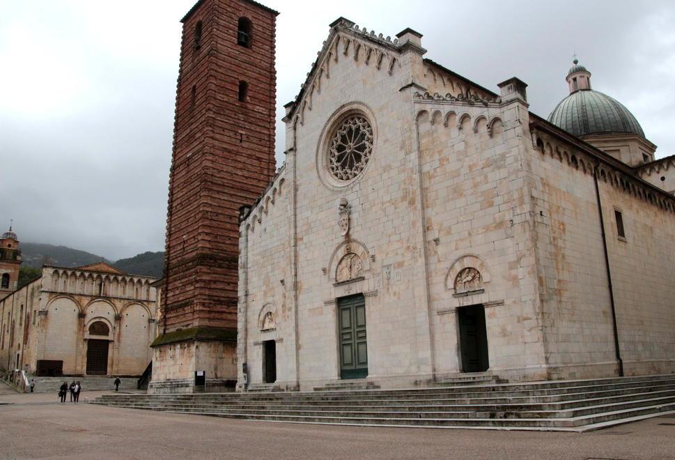 Piazza del Duomo a Pietrasanta