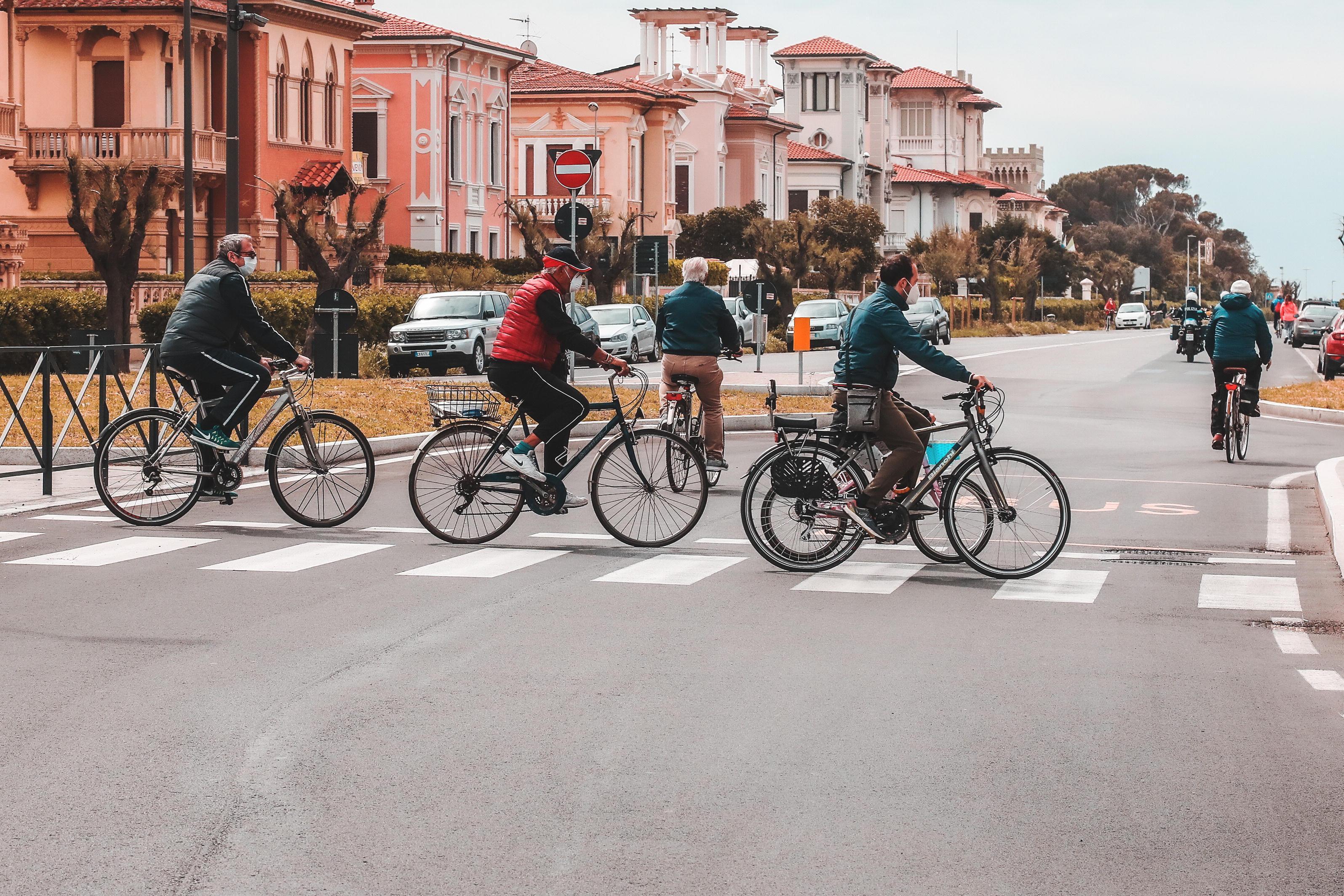 Persone in bici sul lungomare (foto Dario Marzi)