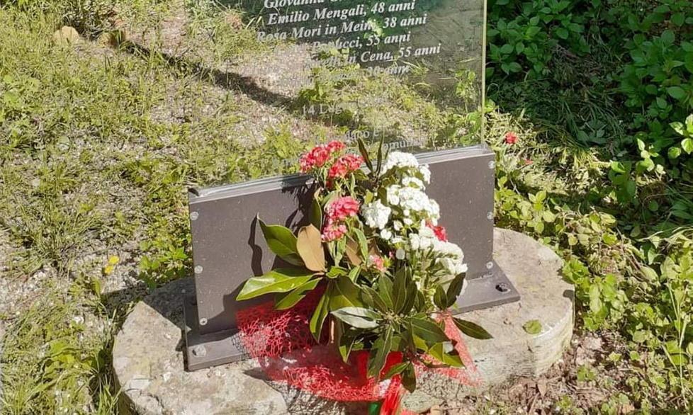 La lapide nel borgo di Aiale, sulle colline di Lari