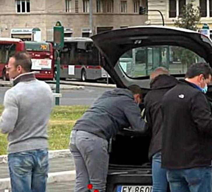 Franzoni (a sinistra, di spalle) e altri, fermati e multati dalla polizia a Roma