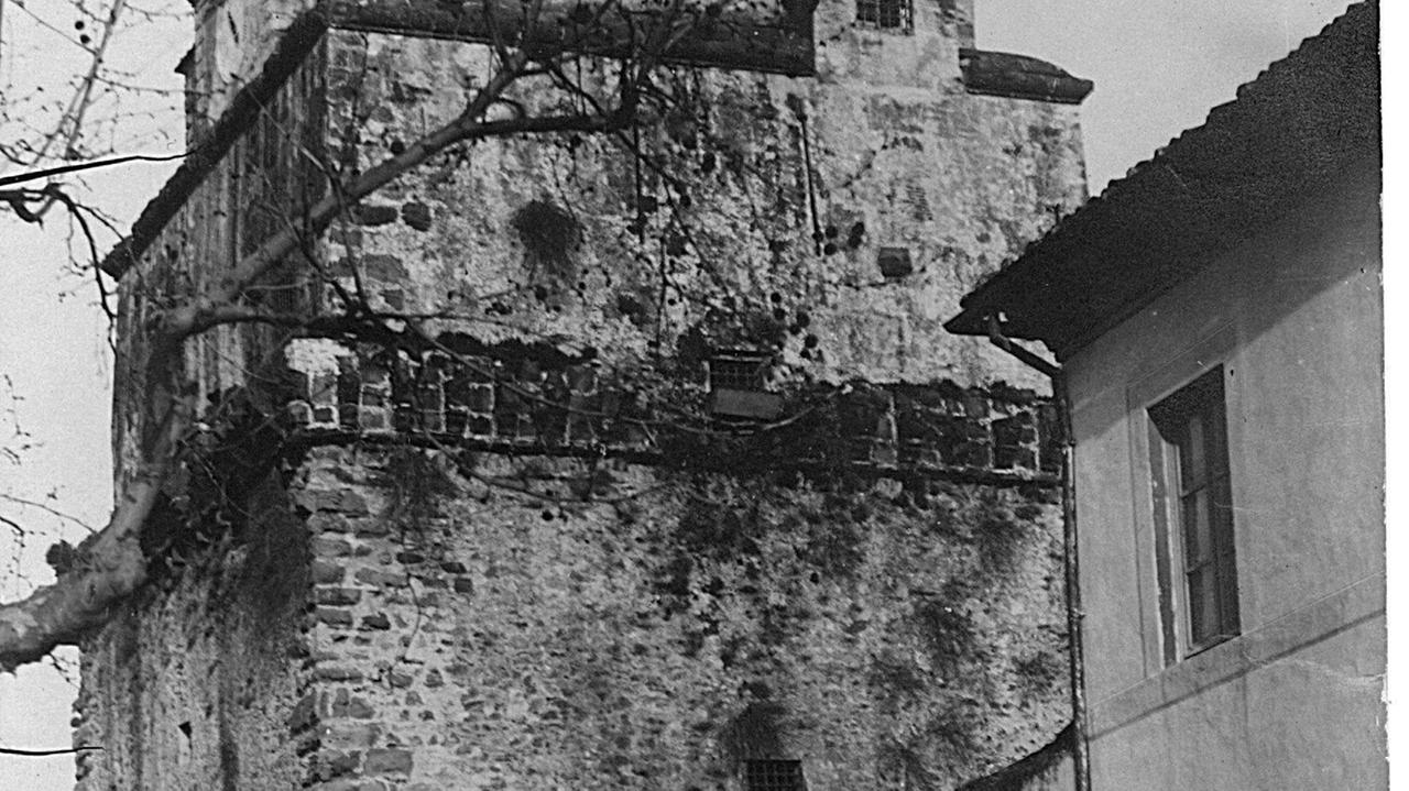 Il muro del presidio militare sotto la Torre Matilde: uno dei "luoghi" delle giornate rosse del maggio 1920