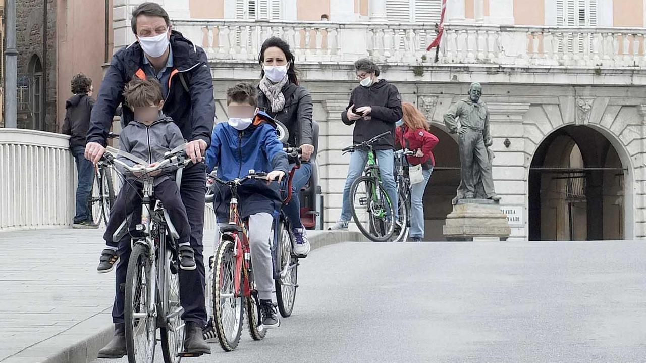 Le prime girate in bicicletta per famiglie a Pisa dopo la parziale apertura agli spostamenti (Foto Fabio Muzzi)