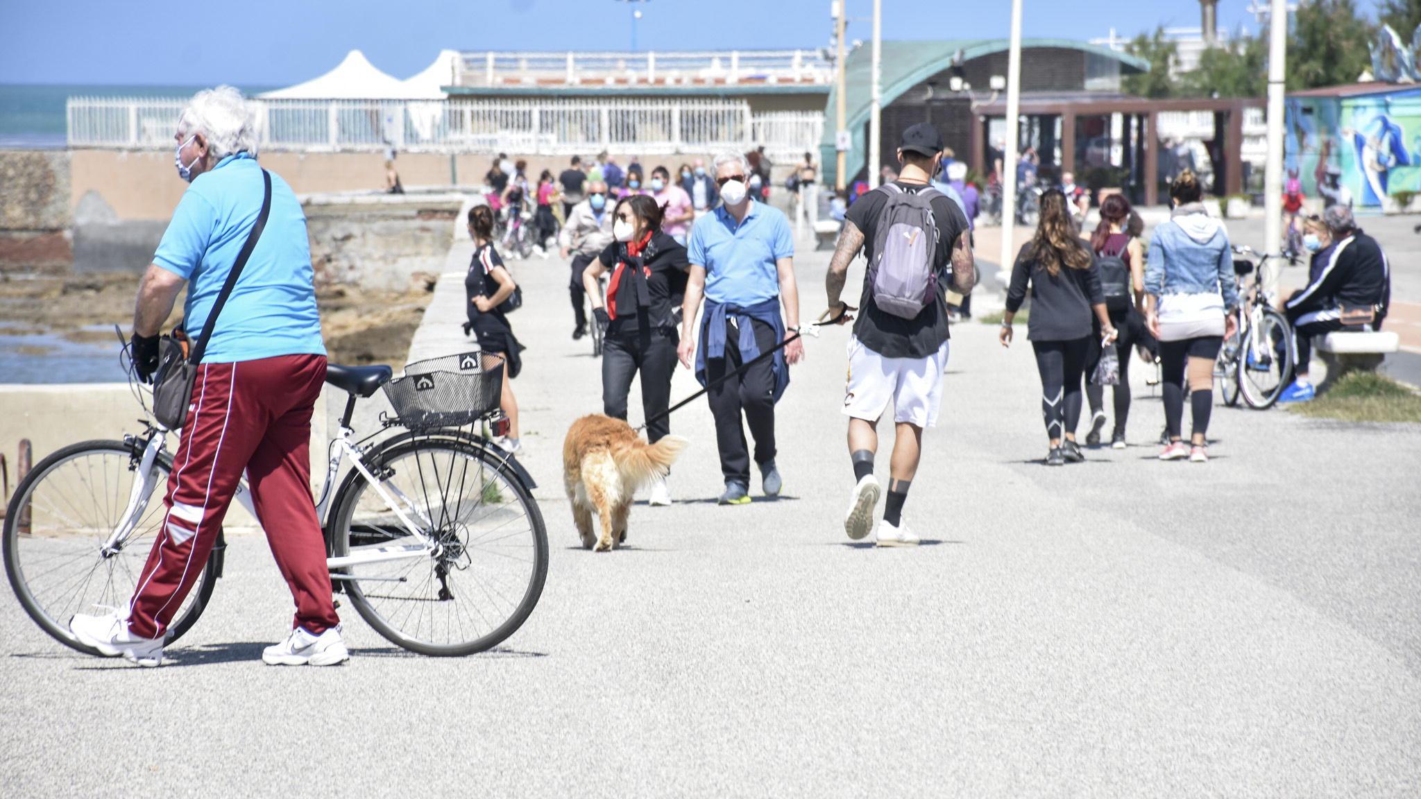 Vigili in spiaggia e l'elicottero fa rientrare i surfisti: una domenica di libertà di passeggio a Livorno fra sorrisi e polemiche 