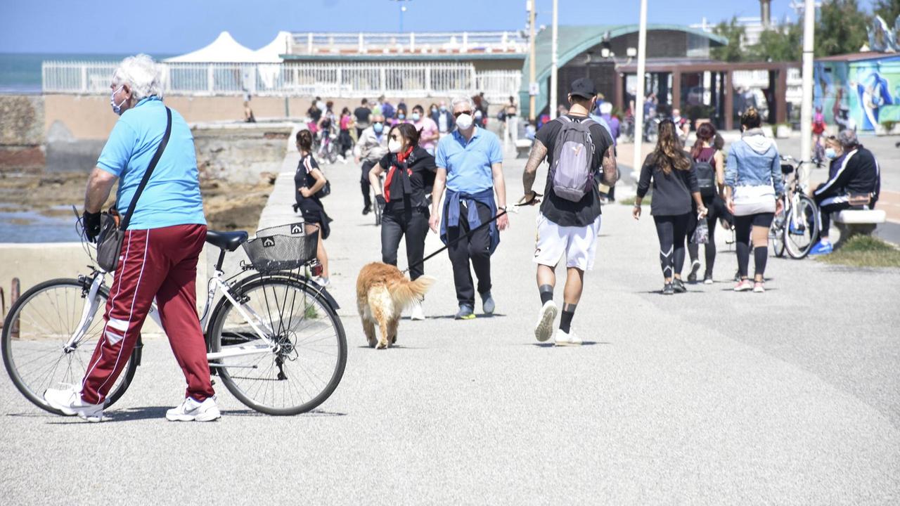 Vigili in spiaggia e l'elicottero fa rientrare i surfisti: una domenica di libertà di passeggio a Livorno fra sorrisi e polemiche