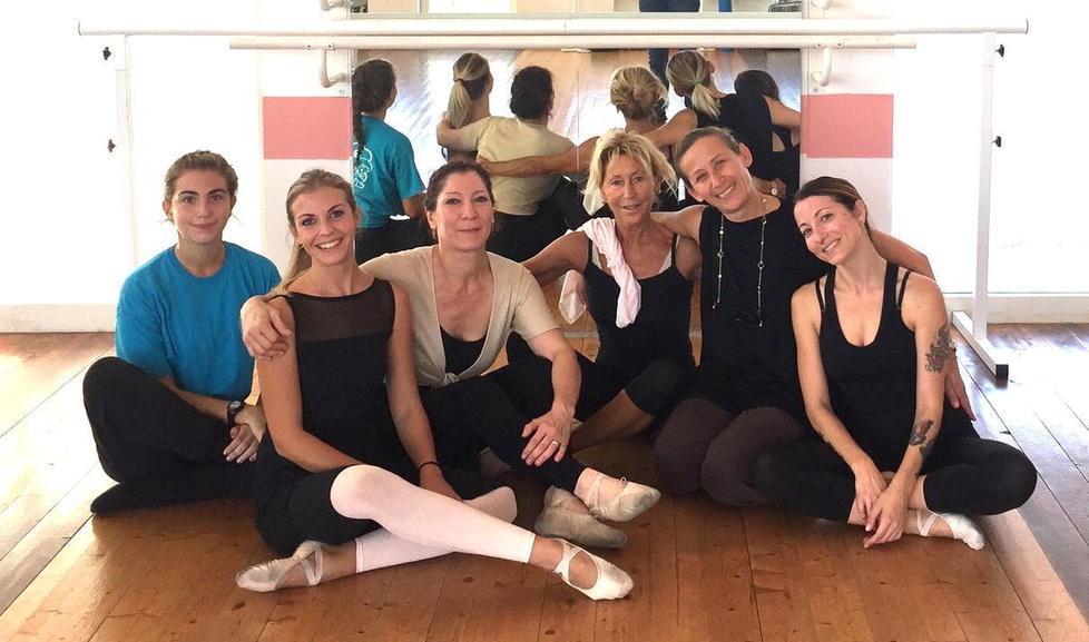 Caterina Figaia (la seconda da destra) con alcune allieve della scuola Amusia di Marina di Carrara