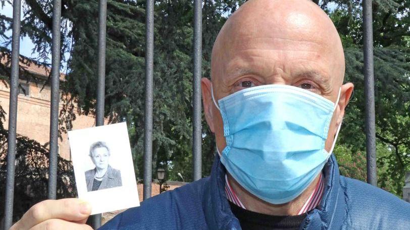 Luciano Mezzadri è guarito e mostra la foto della mamma morta