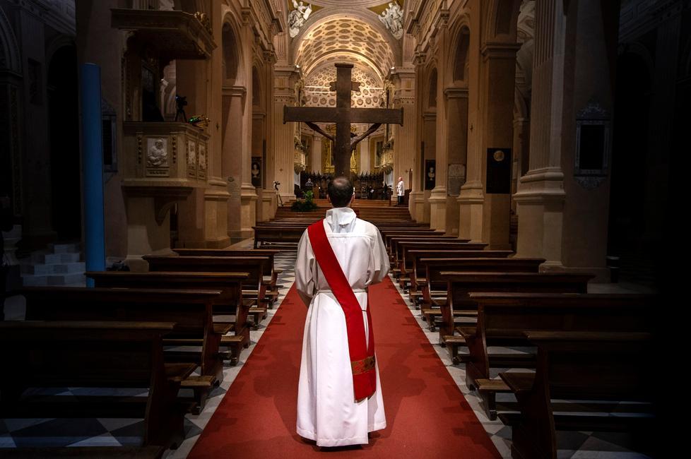 Pd, l’ala di sinistra suona la carica: «Non aprite quelle chiese» 