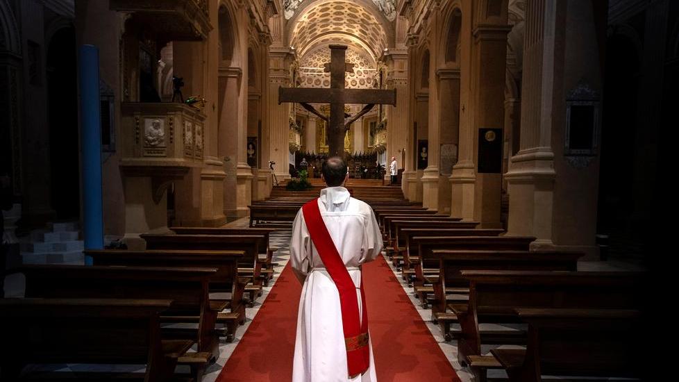 Pd, l’ala di sinistra suona la carica: «Non aprite quelle chiese»