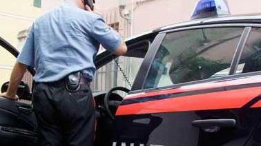 Ospita in casa l’ex marito e lui la picchia: arrestato