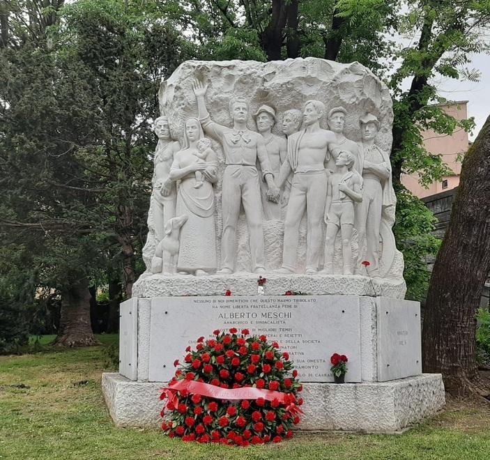 Primo Maggio anarchico senza cortei, ma con i fiori