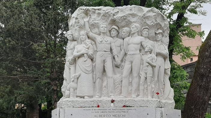 Primo Maggio anarchico senza cortei, ma con i fiori