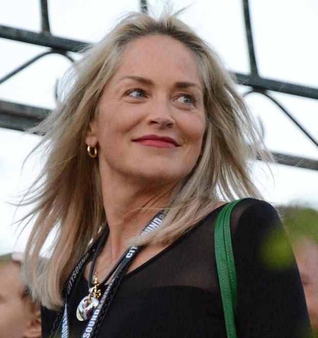 Sharon Stone: «Questo virus mi fa urlare dal balcone» 