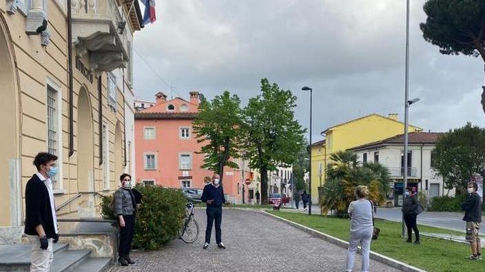 Sit in dei commercianti davanti al Comune a Massarosa