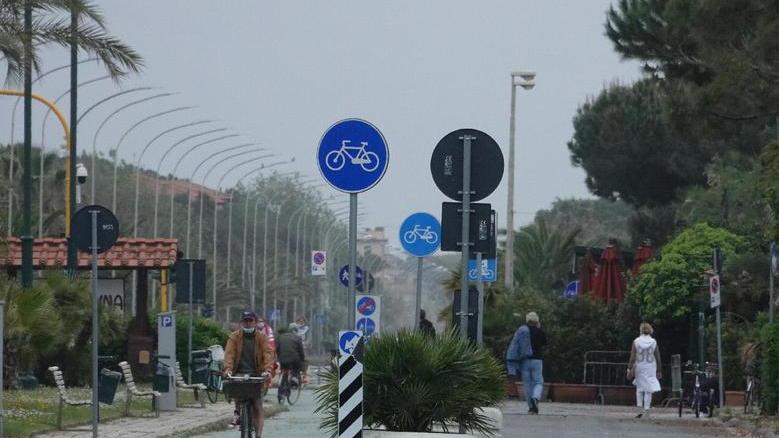 Primo maggio: prove di libertà per i versiliesi A Viareggio è polemica sugli assembramenti