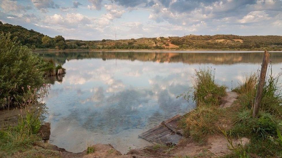 Via ai lavori al lago dell’Accesa Si rifanno tavolini e piattaforme 