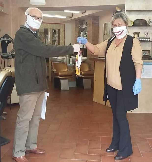 Chiavi al sindaco Le parrucchiere vogliono riaprire 