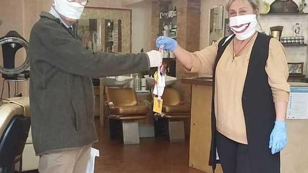 Chiavi al sindaco Le parrucchiere vogliono riaprire