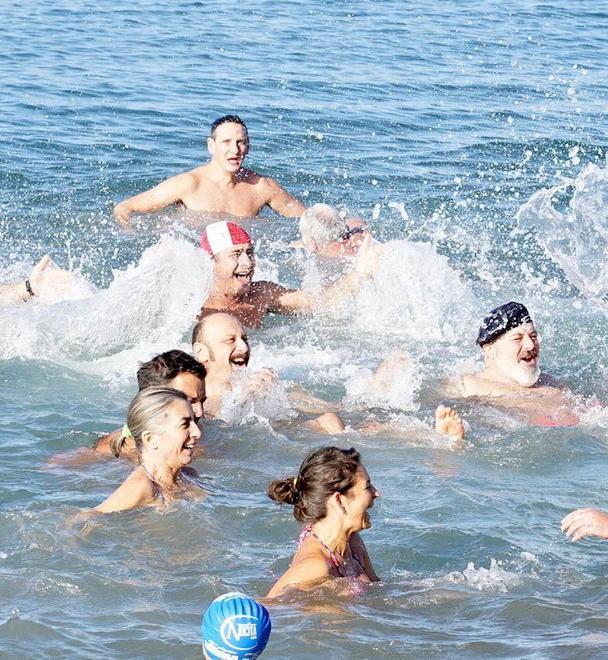 Tuffo e nuotata sì surf e gite in barca (per adesso) no