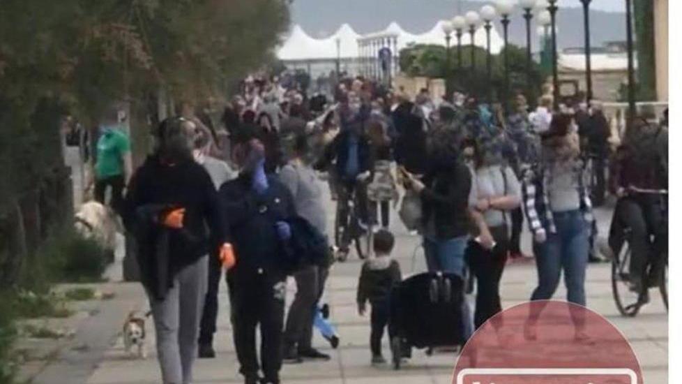Invettive contro la folla accalcata sul lungomare ma la foto è “truccata” e pubblicata per far satira