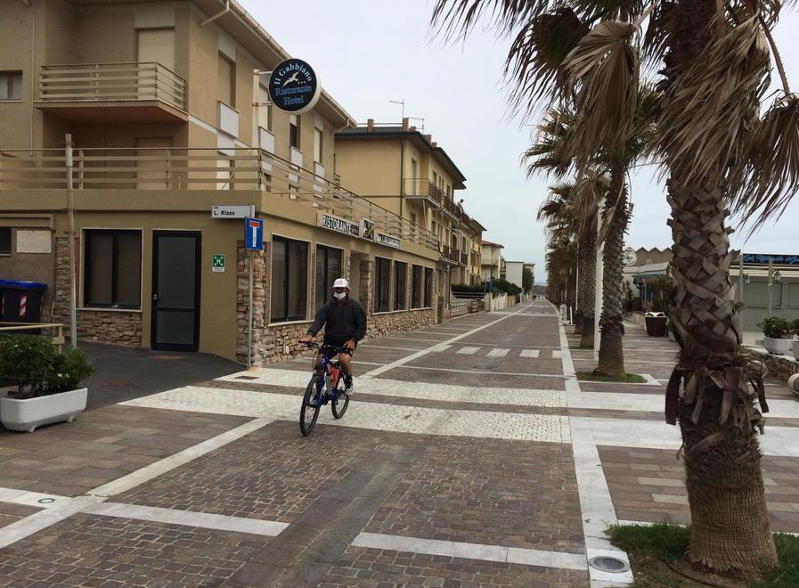 Bambini, bici e mascherine sul lungomare silenzioso di una città che guarda avanti