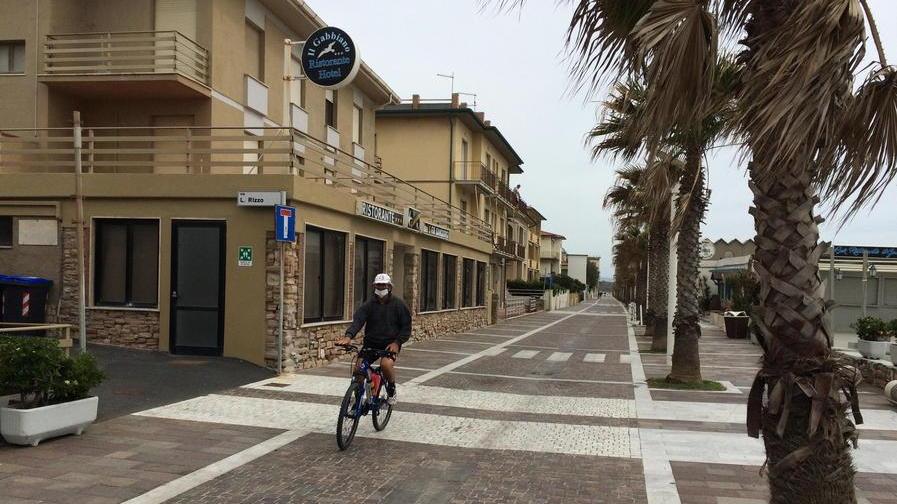 Bambini, bici e mascherine sul lungomare silenzioso di una città che guarda avanti