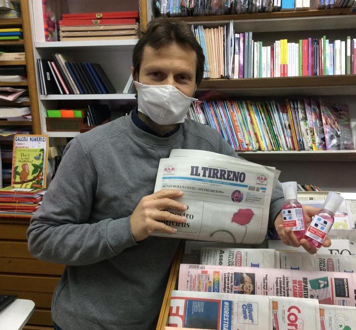 Mascherine e gel igienizzante in regalo a chi vende giornali 