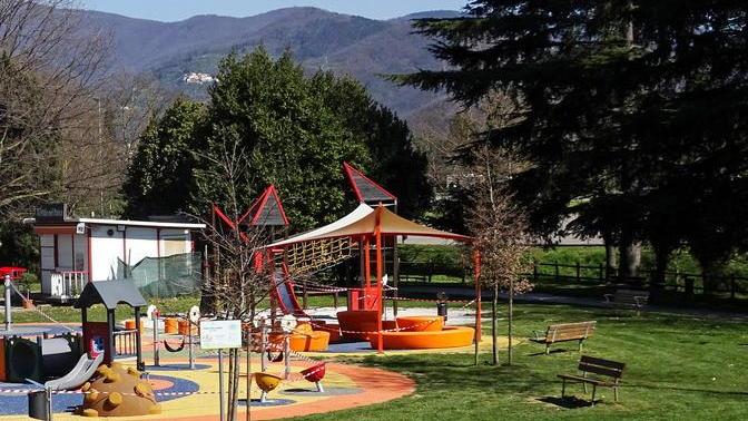 Erba alta nei cimiteri: apertura rinviata e anche tre parchi rimarranno chiusi