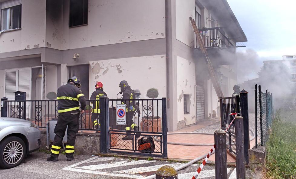 Brucia un magazzino, paura per una famiglia salvata dai pompieri