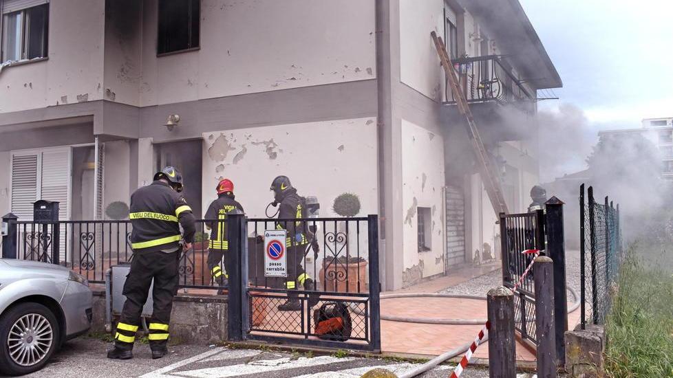 Brucia un magazzino, paura per una famiglia salvata dai pompieri