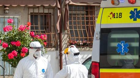 Trovato morto in casa L’allarme dalla vicina