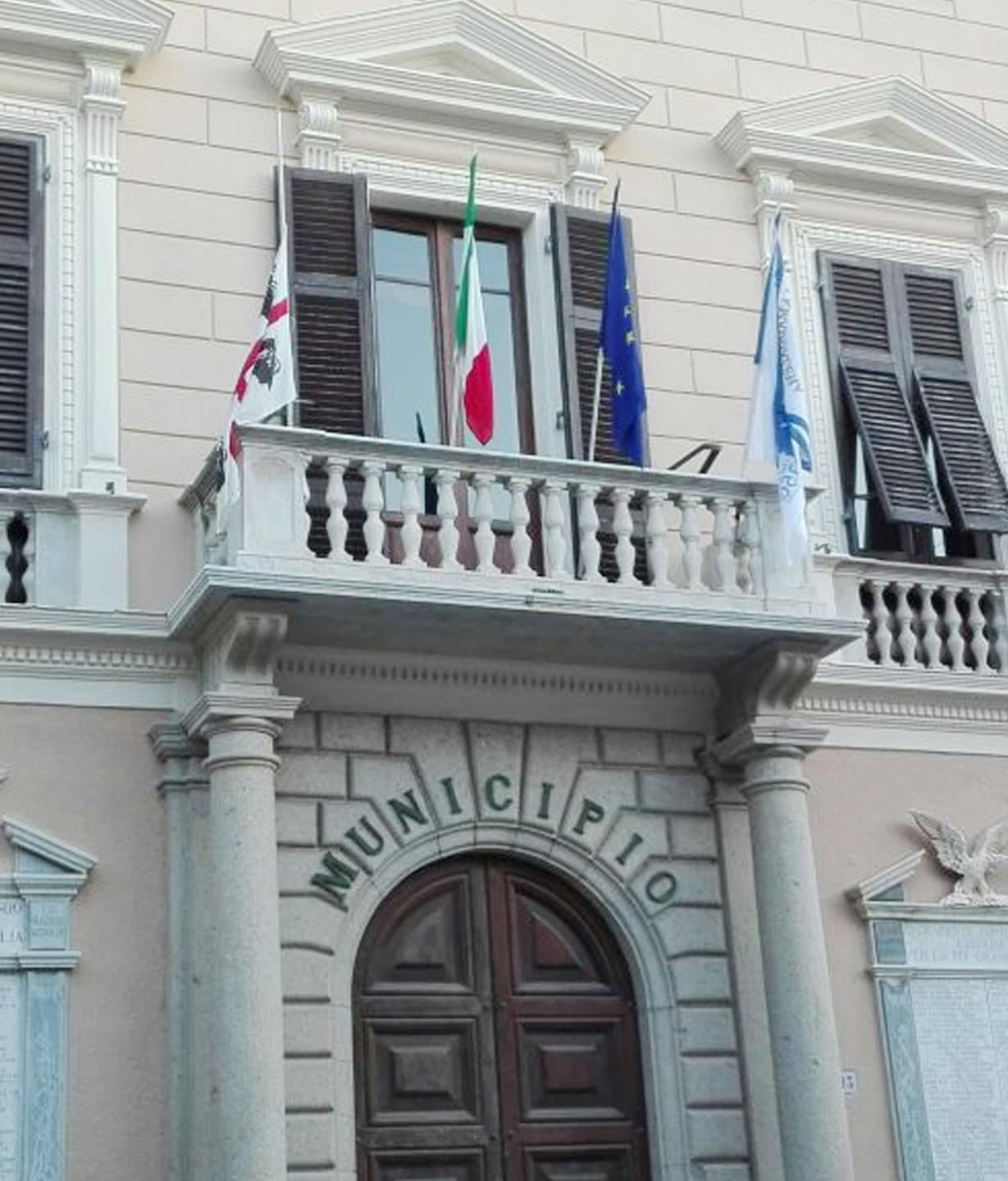 Consiglio in streaming dallo scontro politico alla violenza verbale 