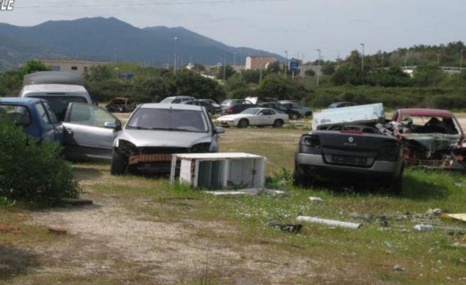 Cimitero di auto e discarica abusiva: due denunciati 