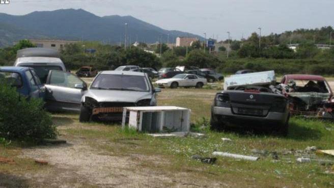 Cimitero di auto e discarica abusiva: due denunciati