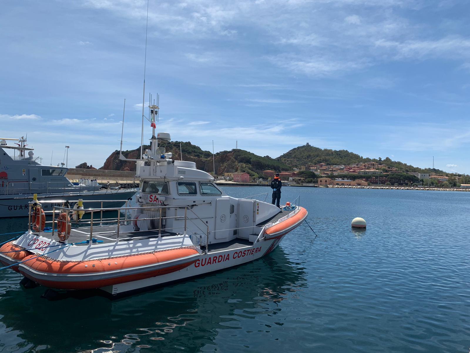 La motovedetta intervenuta in soccorso del pescatore