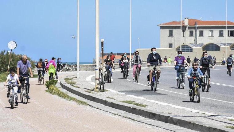 Tutti in bici e a piedi sul lungomare ieri davanti al Caprilli