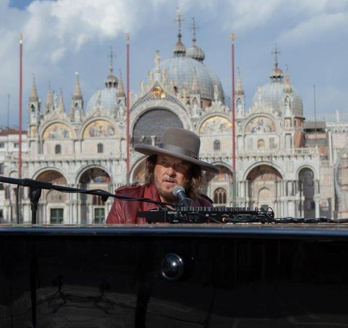 Zucchero in piazza San Marco con l’inedito “Amore adesso!” 