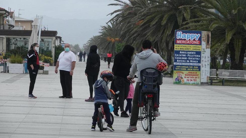 A passeggio o in bici a Lido di Camaiore