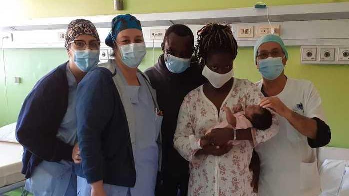 I genitori con la piccola Ester e il personale del reparto di ostetricia e ginecologia