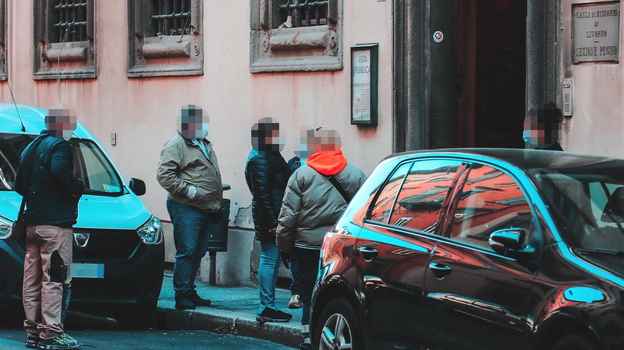 In fila davanti al Monte di Pietà in via Borra